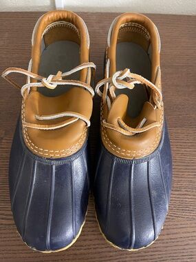 Two-Tone bean Boots in Navy and Tan